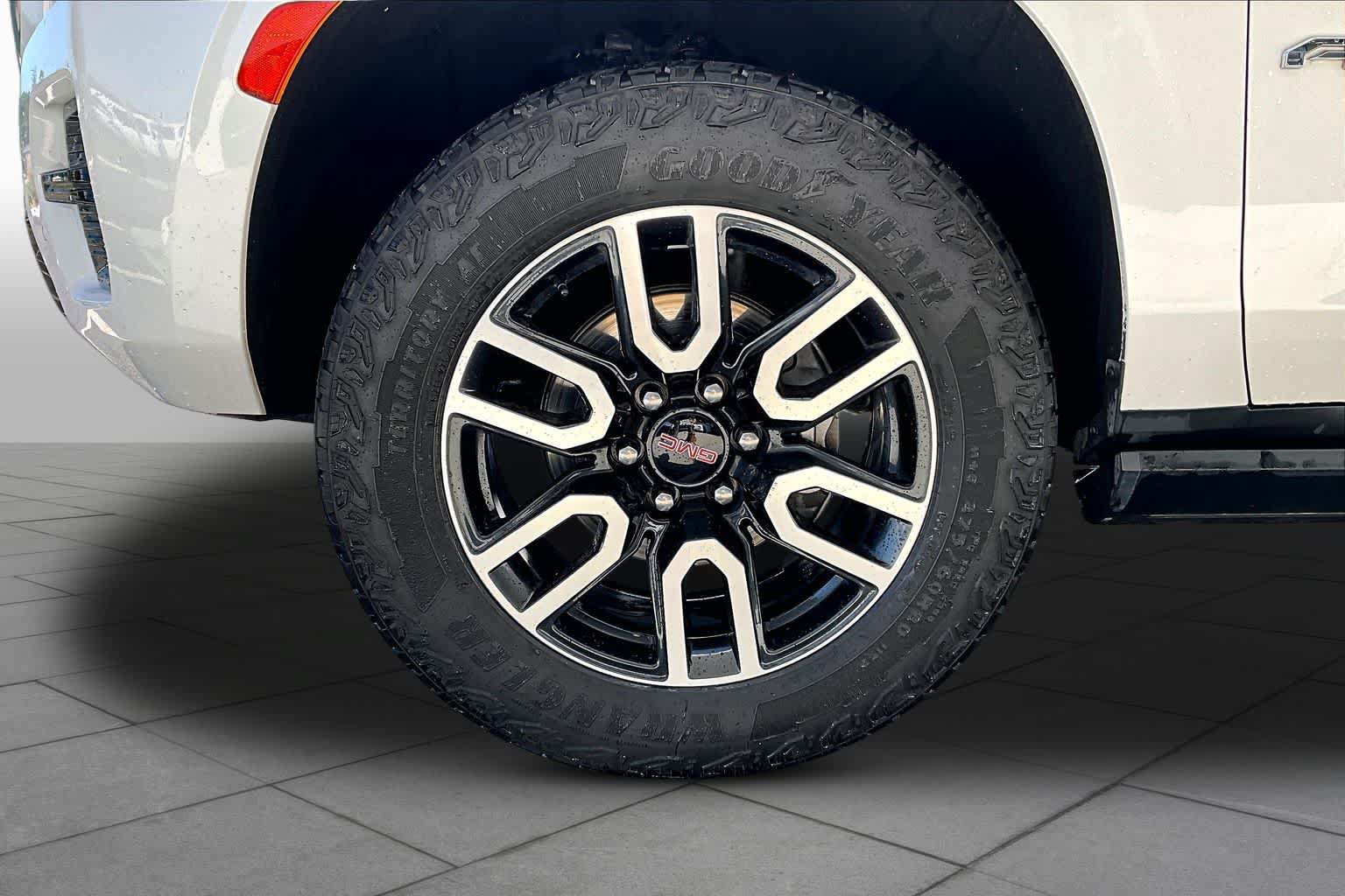 Used 2024 GMC Yukon AT4 w/ AT4 Premium Plus Package AWD/4WD image 11