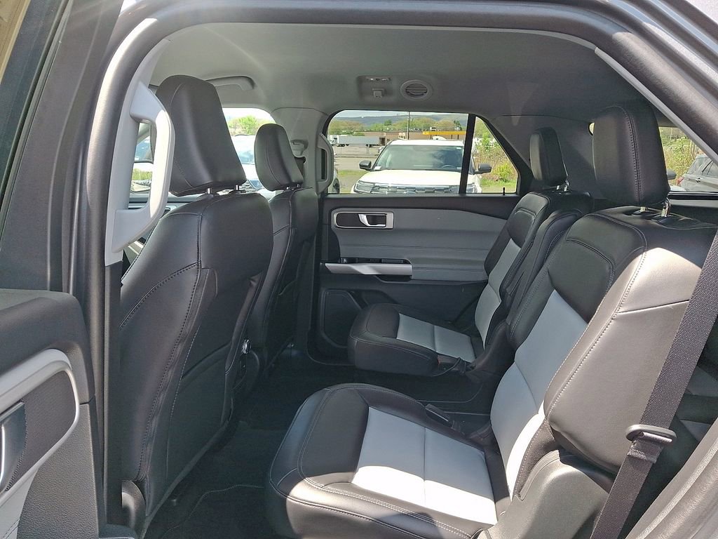 Certified 2022 Ford Explorer XLT w/ Equipment Group 202A AWD/4WD image 11