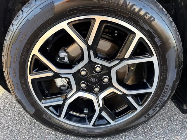 Certified 2025 Ford Maverick Lariat w/ 4K Tow Package AWD/4WD image 11