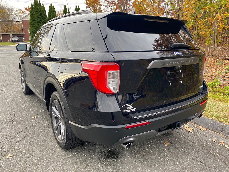Certified 2022 Ford Explorer XLT w/ Equipment Group 202A image 3