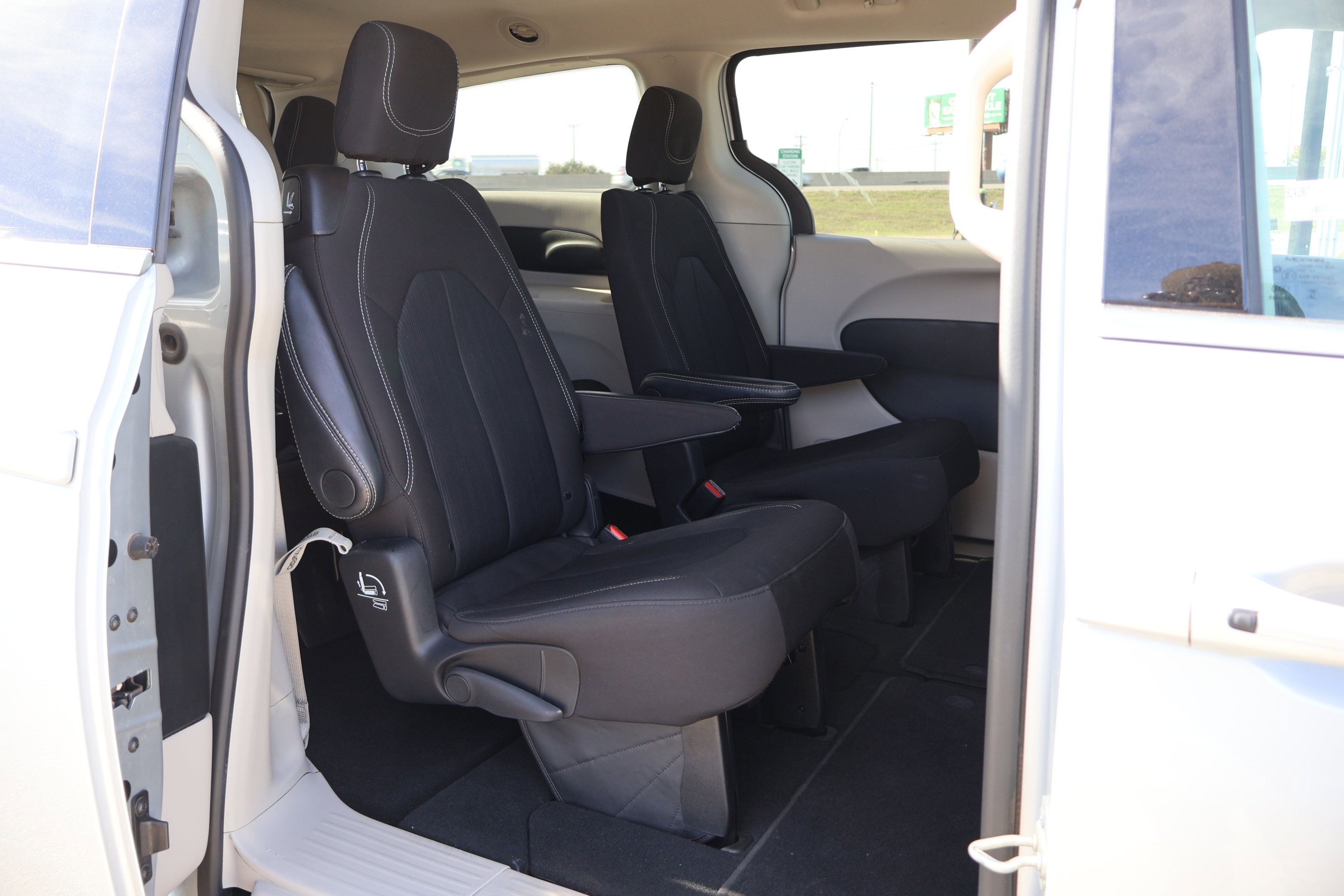 Used 2024 Chrysler Voyager LX image 33