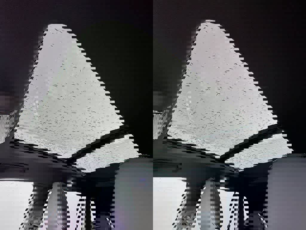 Used 2025 Volkswagen Tiguan SE R-Line image 30