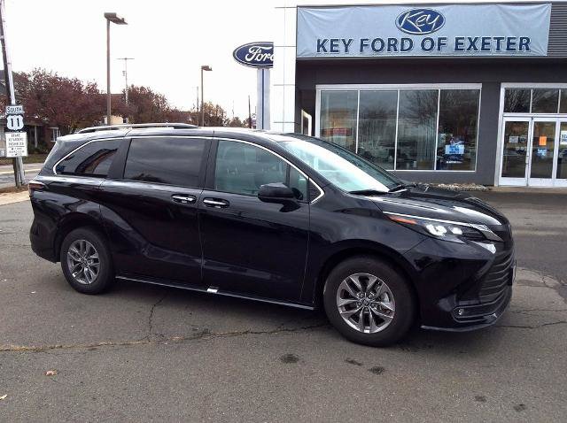 Used 2025 Toyota Sienna XLE image 1