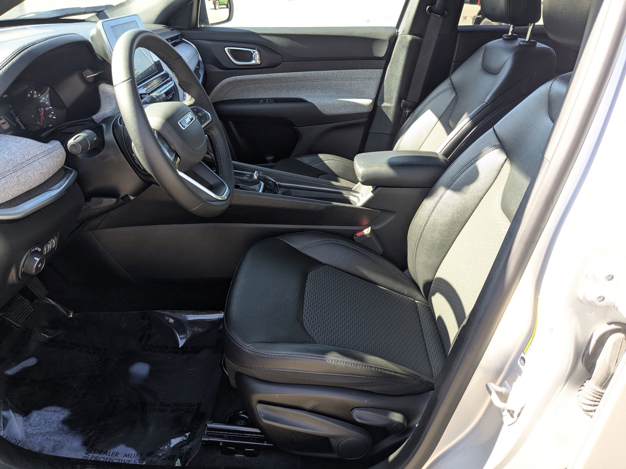 Used 2025 Jeep Compass Latitude AWD/4WD image 14