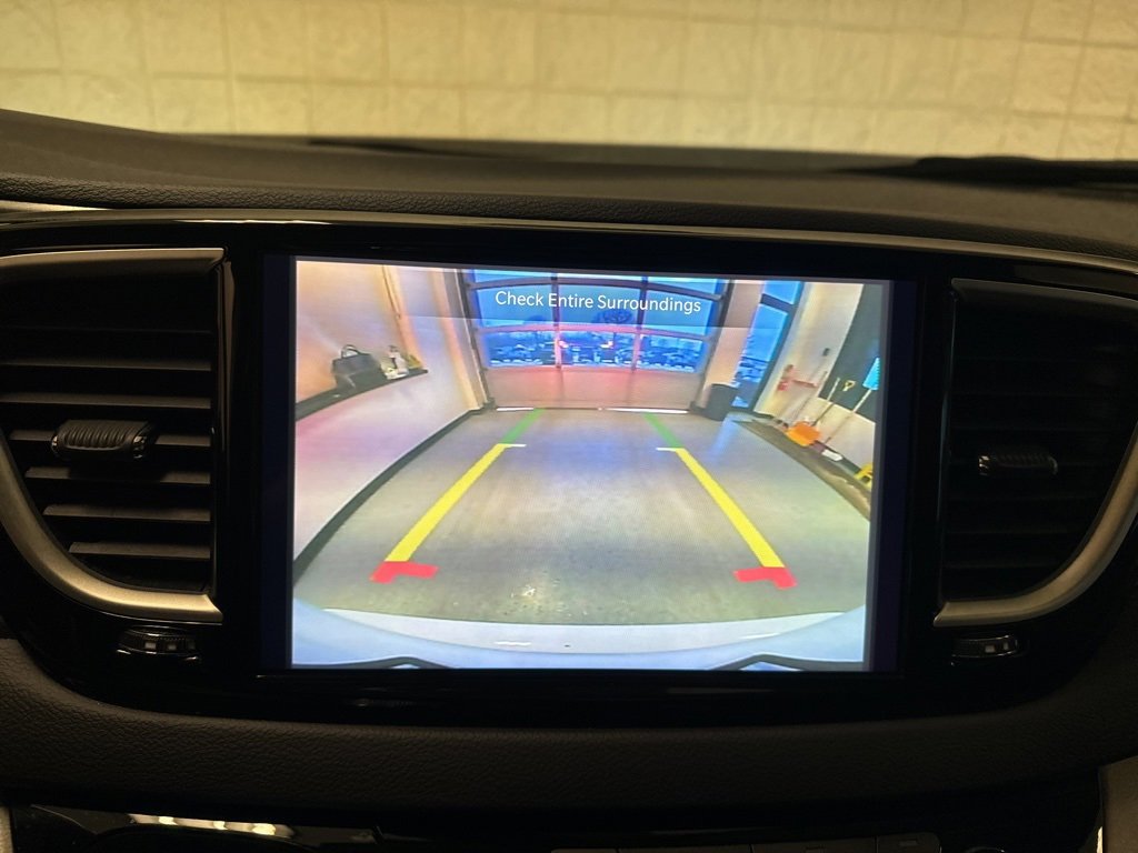 Used 2023 Chrysler Pacifica Touring-L image 11