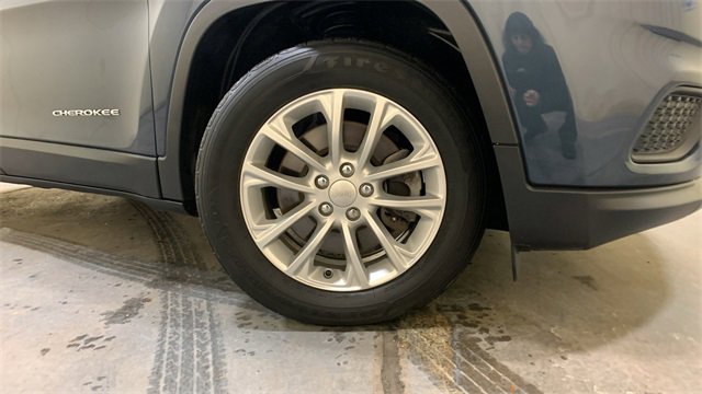 Used 2020 Jeep Cherokee Latitude w/ Cold Weather Group image 9