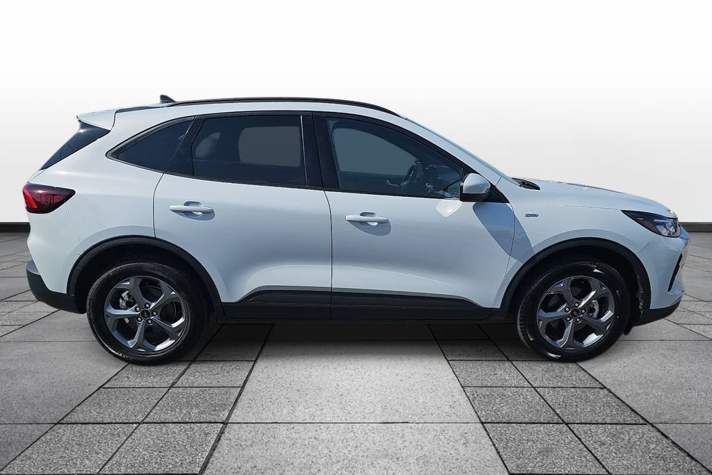 Certified 2025 Ford Escape ST-Line Select AWD/4WD image 4