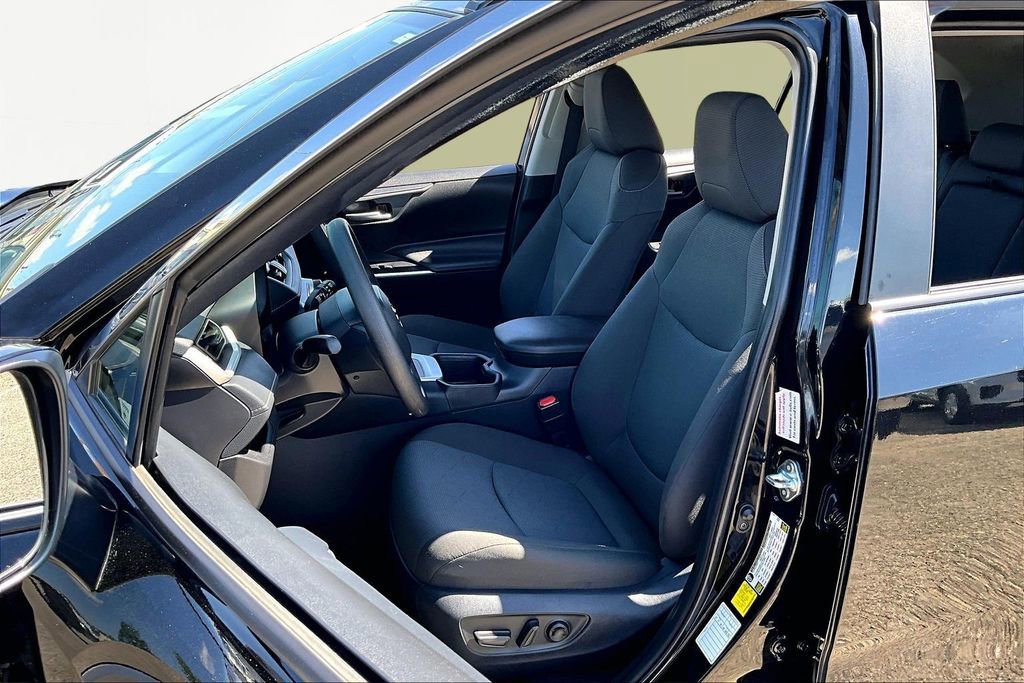 Used 2025 Toyota RAV4 XLE AWD/4WD image 25