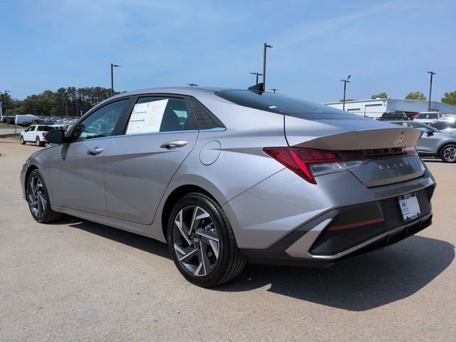 Used 2025 Hyundai Elantra SEL image 2