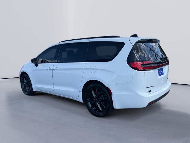 Used 2025 Chrysler Pacifica Limited FWD image 3