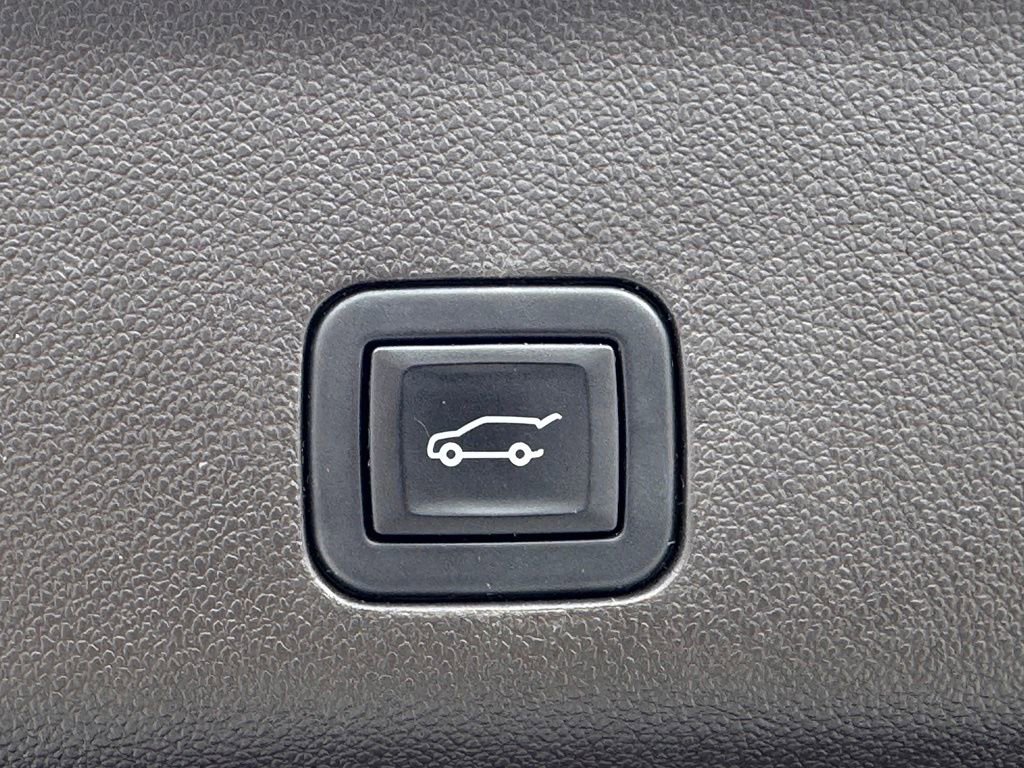 Used 2023 GMC Yukon XL Denali w/ Advanced Technology Package AWD/4WD image 14