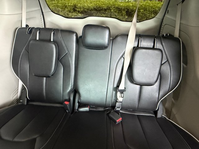 Used 2023 Chrysler Pacifica Limited AWD/4WD image 18