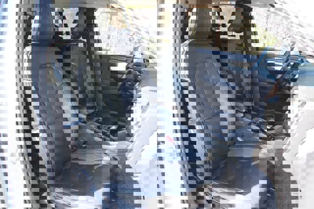 Used 2020 Volvo XC40 T4 Momentum image 11