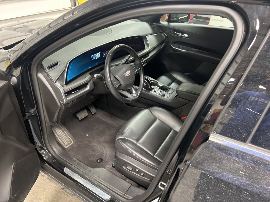 Used 2024 Cadillac XT4 Luxury image 2