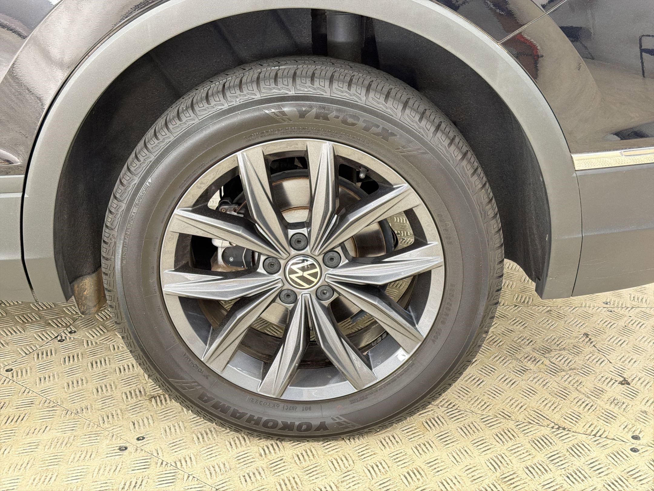 Used 2022 Volkswagen Tiguan SE w/ Panoramic Sunroof Package image 11