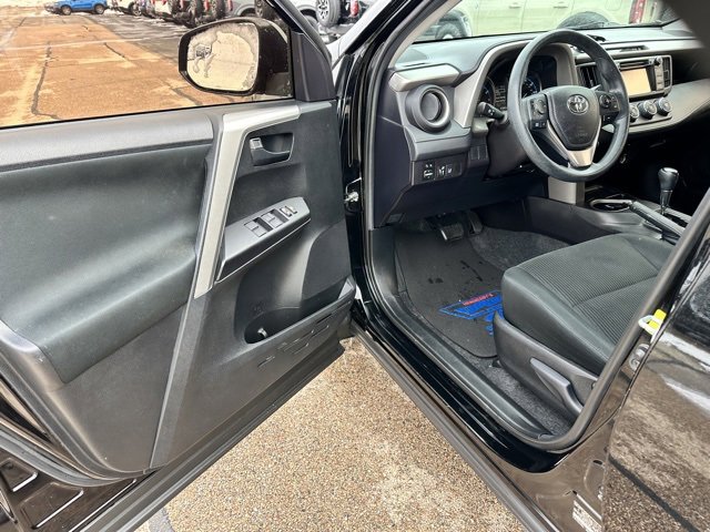 Used 2018 Toyota RAV4 LE image 9