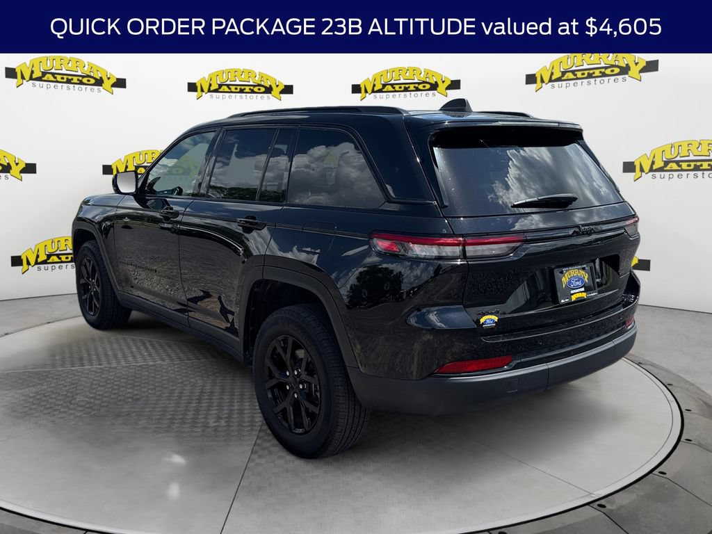 Used 2025 Jeep Grand Cherokee Altitude AWD/4WD image 4