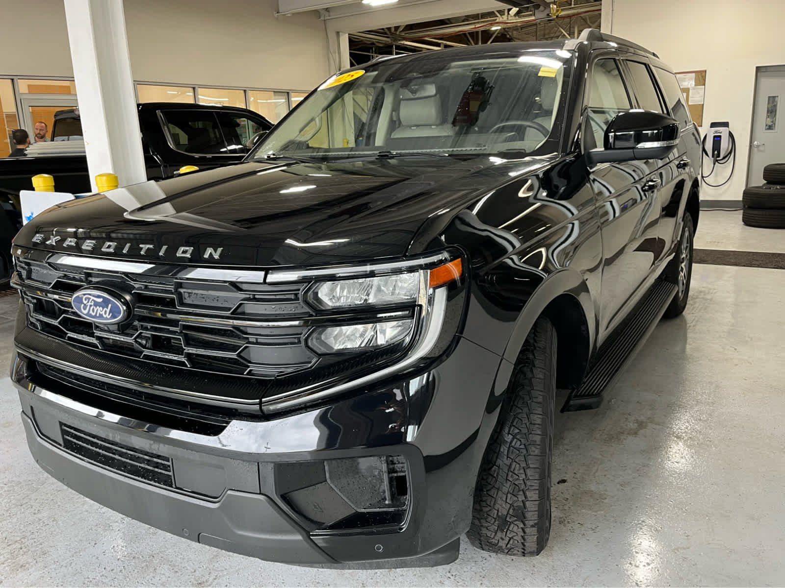 Certified 2025 Ford Expedition Active AWD/4WD image 5