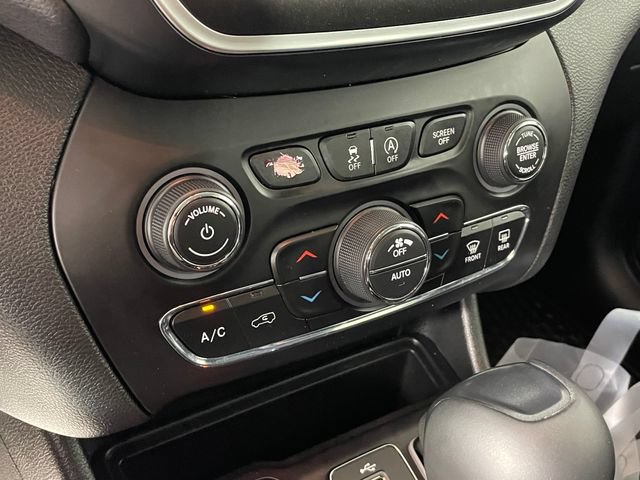 Used 2019 Jeep Cherokee Trailhawk w/ Cold Weather Group AWD/4WD image 9