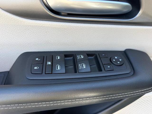 Used 2023 Chrysler Pacifica Touring-L FWD image 21