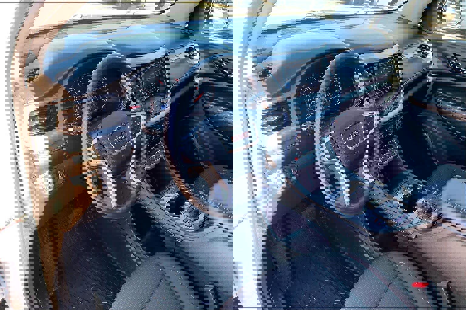 Certified 2023 GMC Acadia SLE w/ Driver Convenience Package image 18