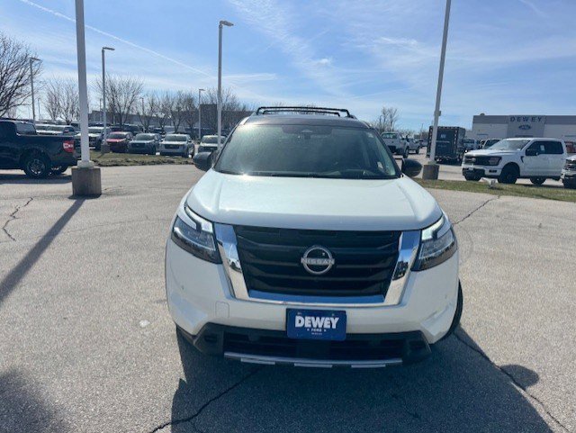 Used 2024 Nissan Pathfinder Platinum image 8