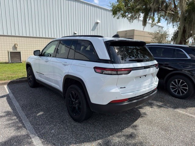 Used 2025 Jeep Grand Cherokee Altitude AWD/4WD image 9