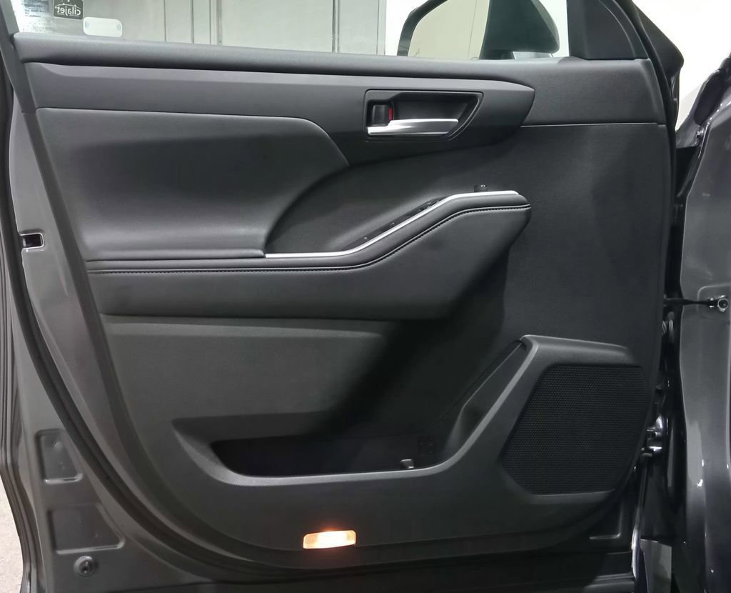 Used 2021 Toyota Highlander XLE image 18