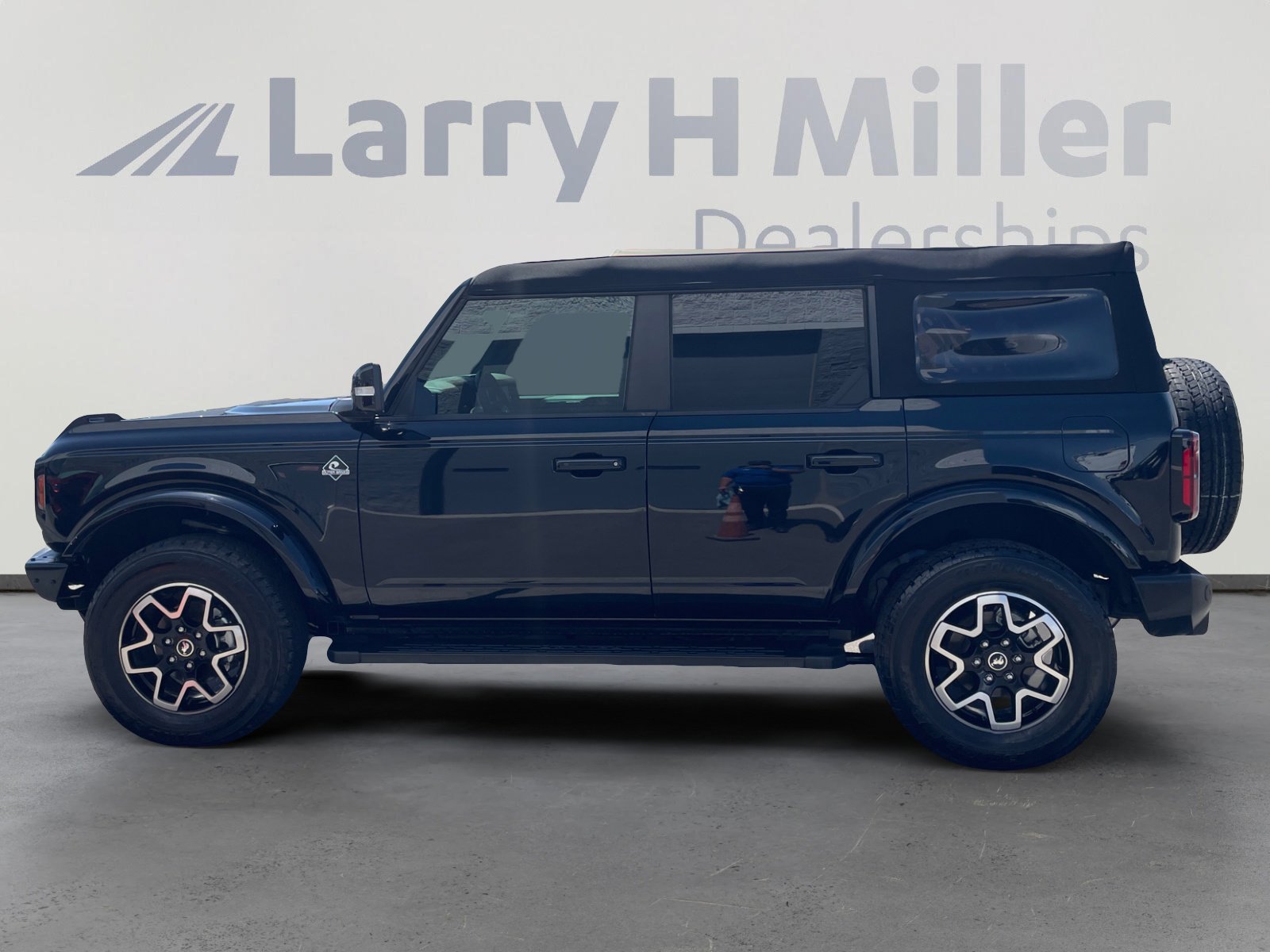 Certified 2024 Ford Bronco Outer Banks AWD/4WD image 2