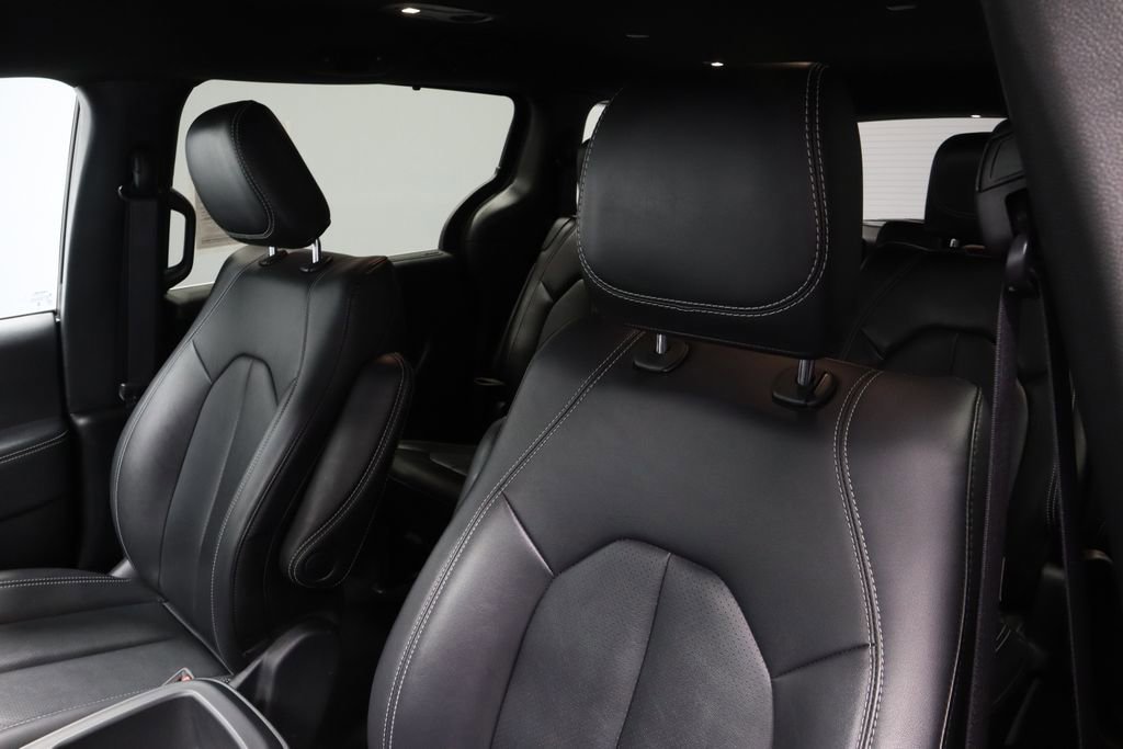 Used 2025 Chrysler Pacifica Select image 27