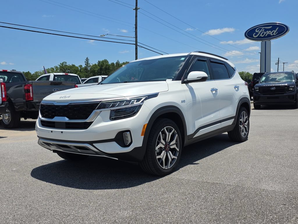 Used 2023 Kia Seltos SX w/ SX Sunroof Package AWD/4WD image 2