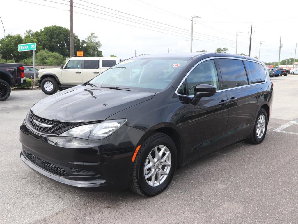 Used 2022 Chrysler Voyager LX FWD image 3
