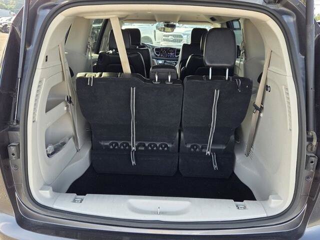 Used 2023 Chrysler Pacifica Touring-L FWD image 13