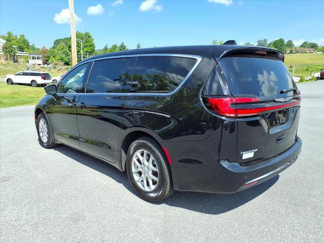 Used 2025 Chrysler Pacifica Select FWD image 2