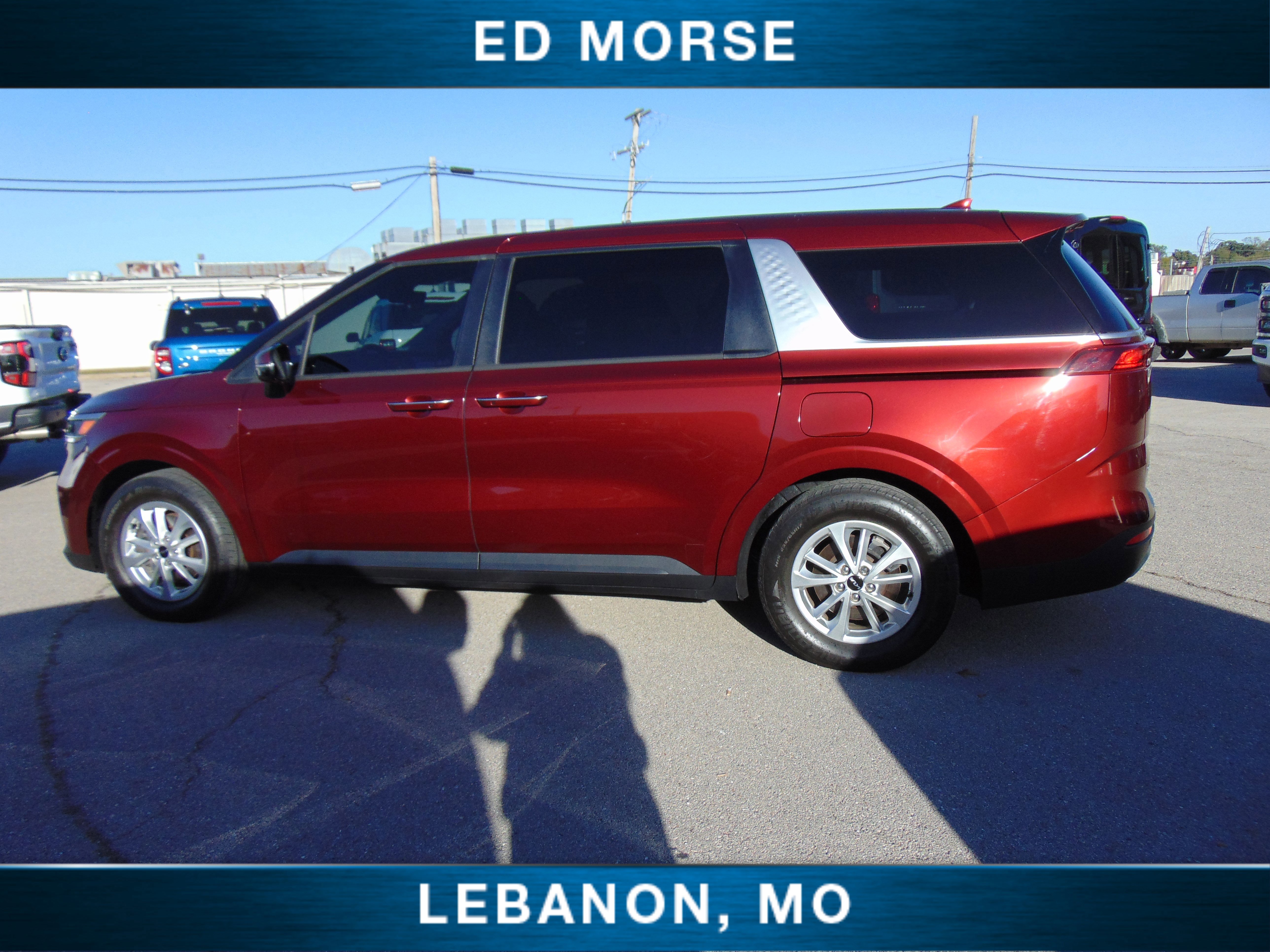 Used 2023 Kia Carnival LX image 2