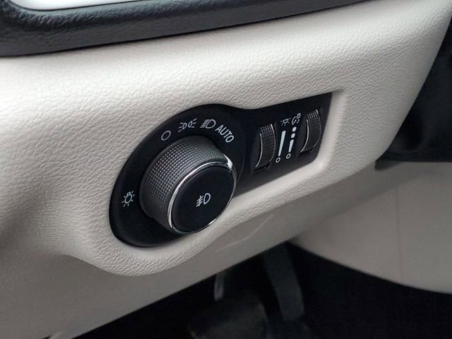 Used 2022 Chrysler Pacifica Touring-L image 8