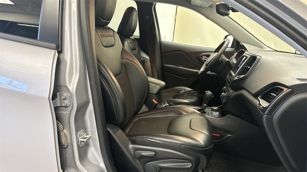 Used 2022 Jeep Cherokee Trailhawk image 32