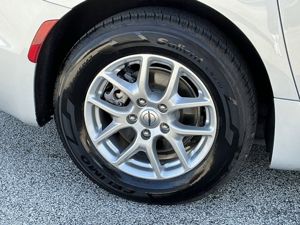 Used 2024 Chrysler Pacifica Touring-L image 19