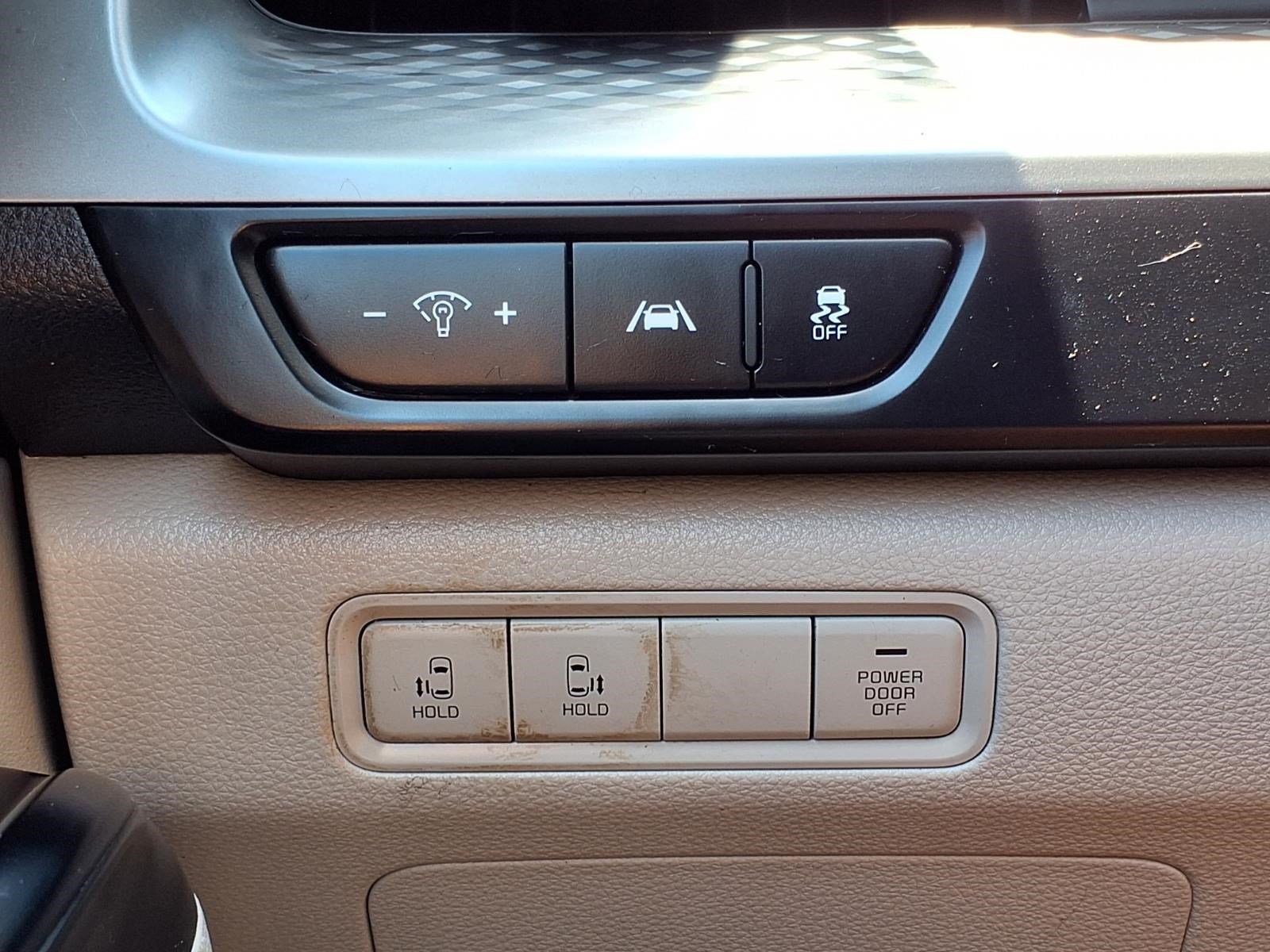 Used 2023 Kia Carnival LX FWD image 24