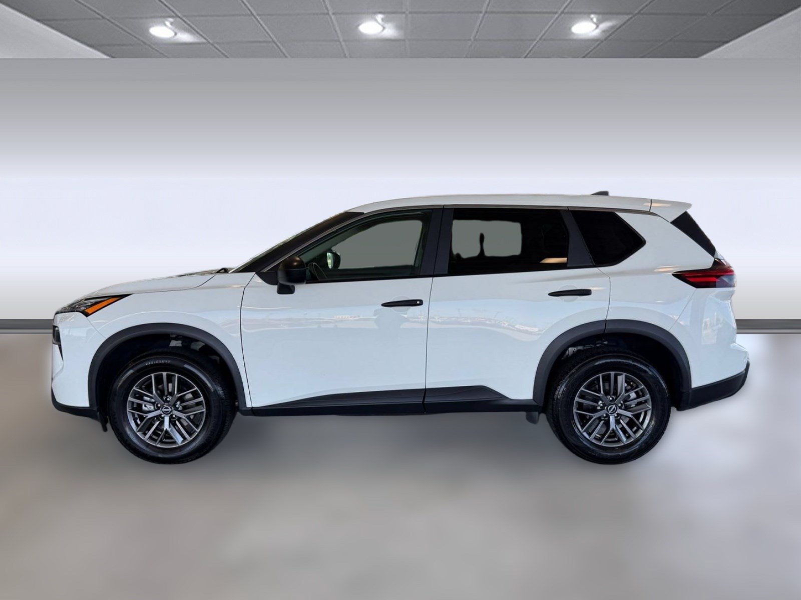 Used 2024 Nissan Rogue S FWD image 2