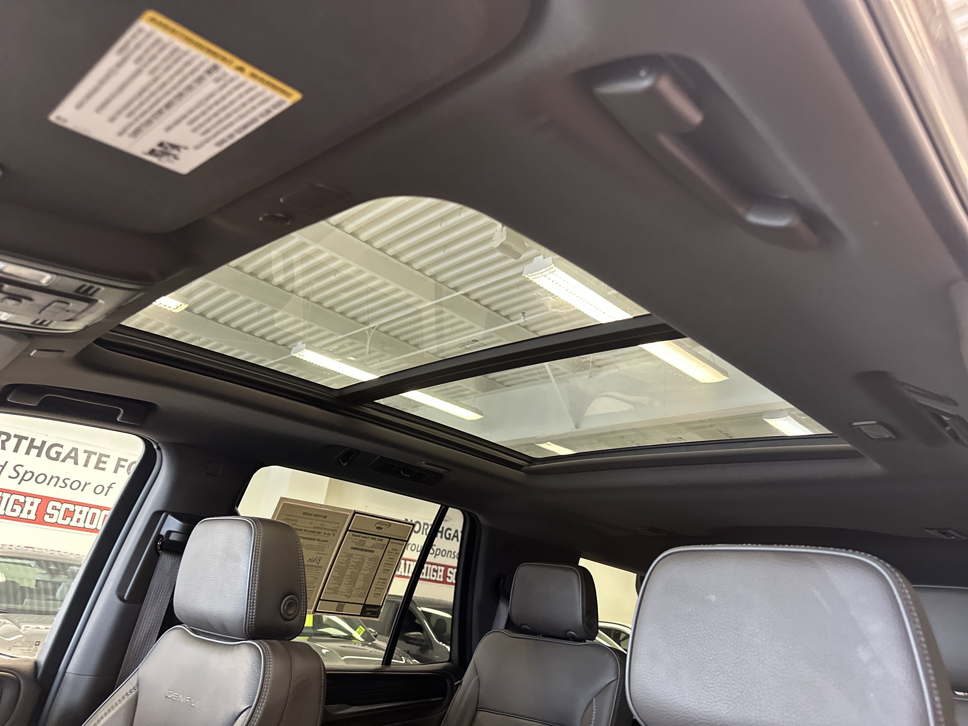 Used 2021 GMC Yukon Denali w/ Denali Premium Package image 4