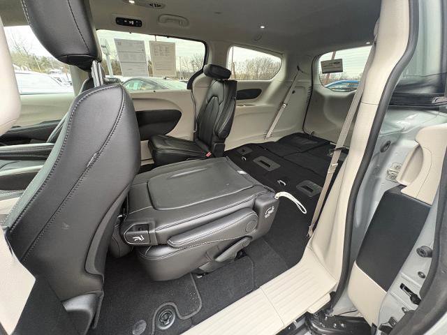Used 2024 Chrysler Pacifica Touring-L image 33