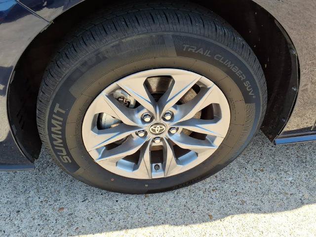 Used 2025 Toyota Sienna XLE FWD image 11