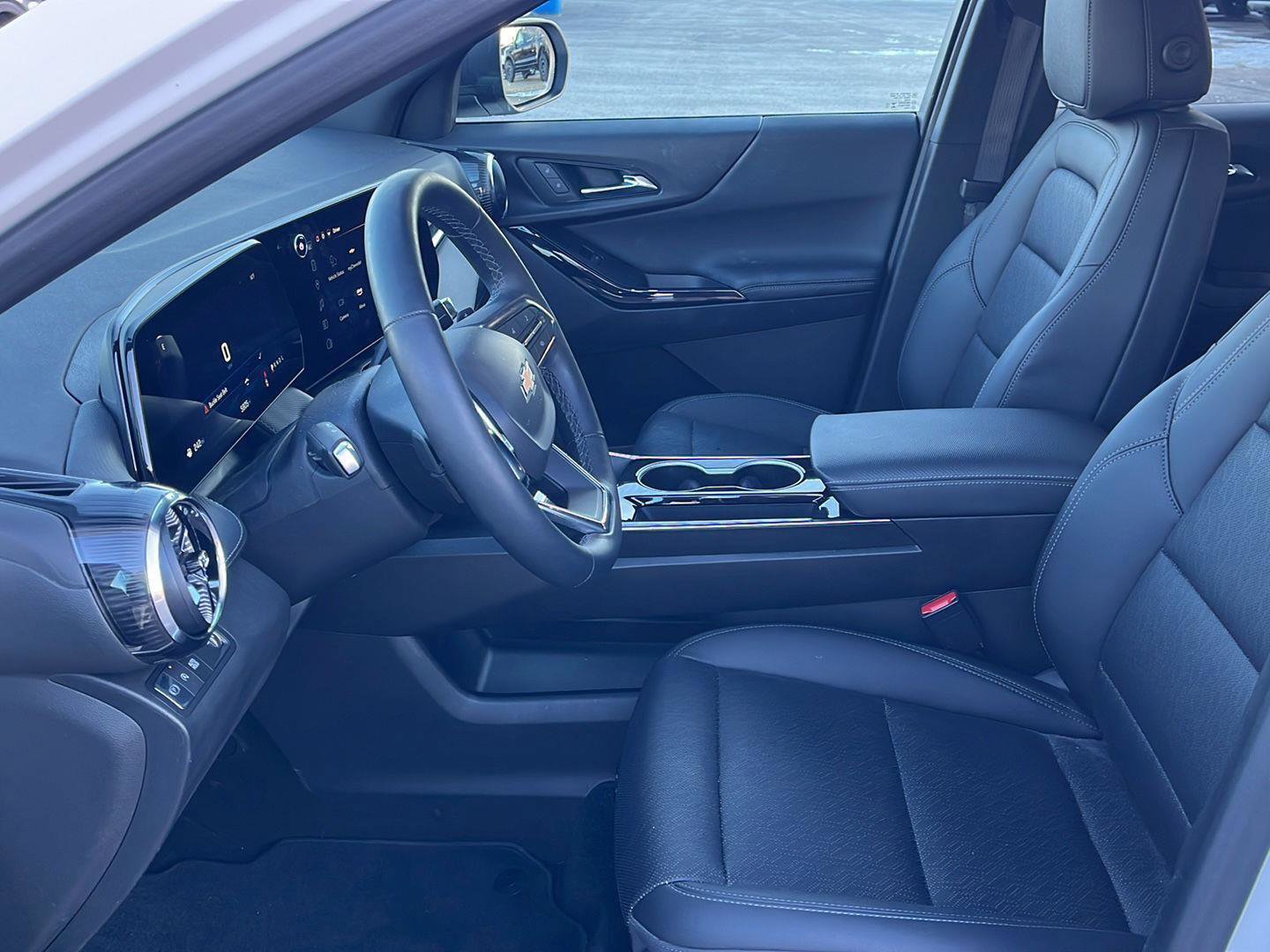 Used 2025 Chevrolet Equinox LT w/ Convenience Package II image 11