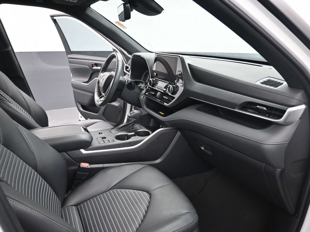 Used 2023 Toyota Highlander L image 27
