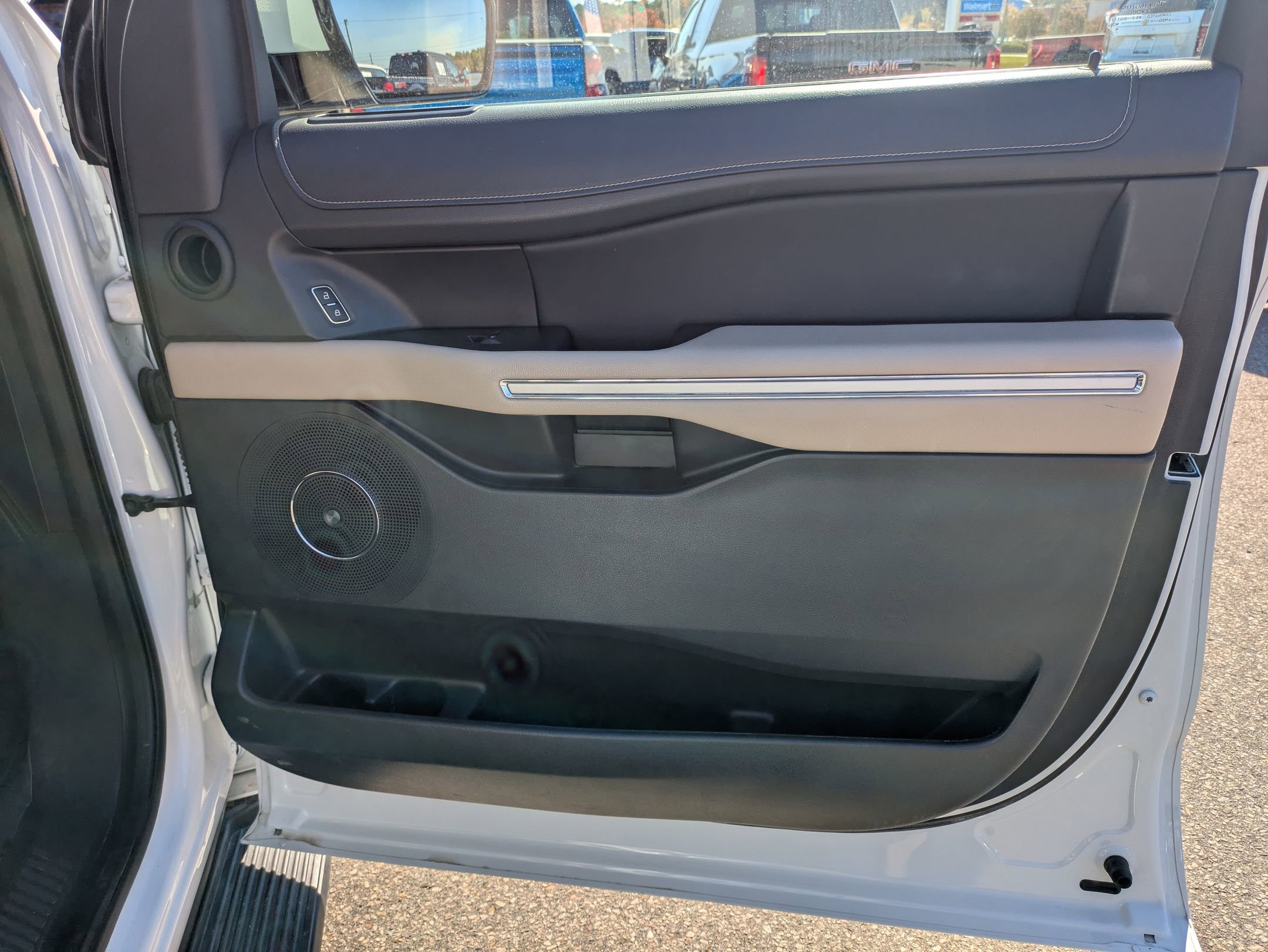 Certified 2024 Ford Expedition Limited image 32