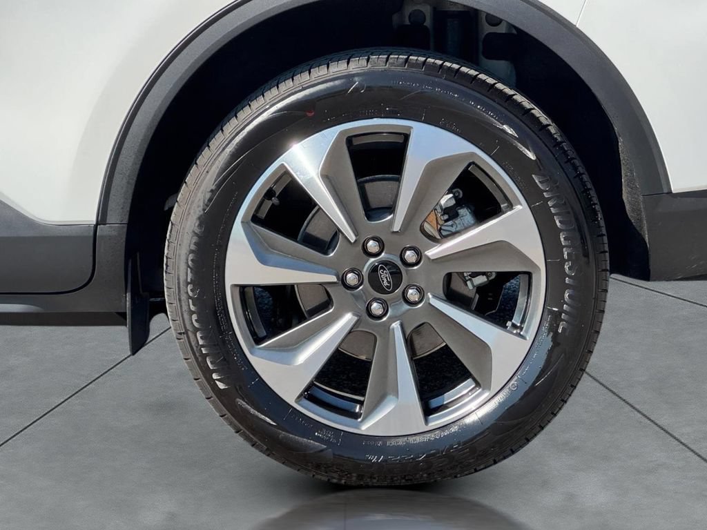 Certified 2024 Ford Escape Platinum w/ Class II Trailer Tow Package AWD/4WD image 9