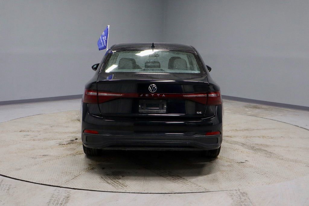 Used 2025 Volkswagen Jetta SE image 4