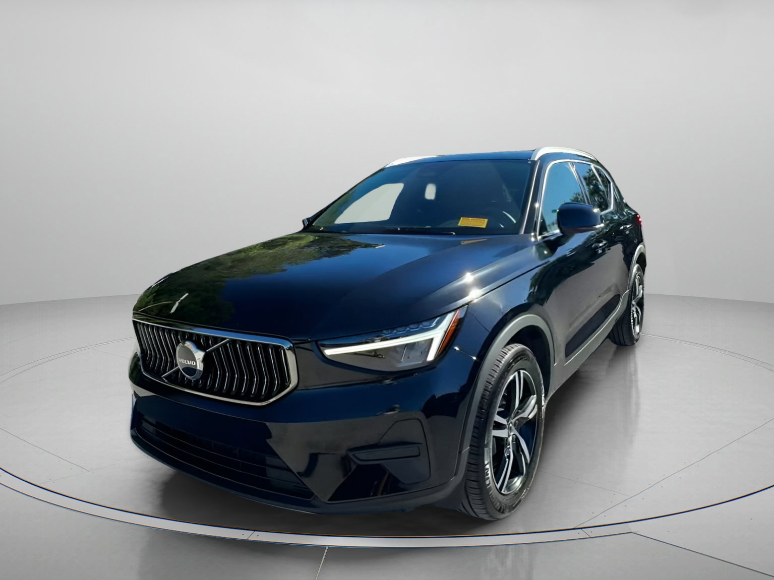 Used 2025 Volvo XC40 B5 Core image 3