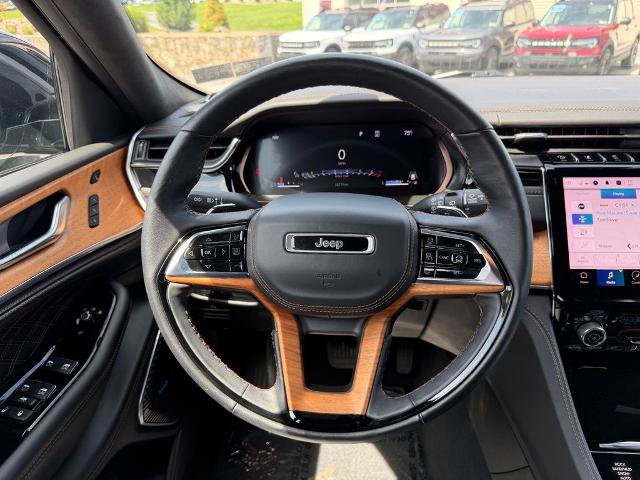 Used 2023 Jeep Grand Cherokee Summit AWD/4WD image 15